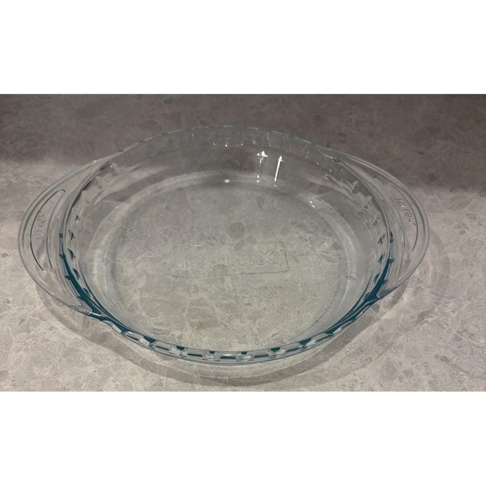 Pyrex Pie Dish 9.5"x2" with handles made in the USA no chips fluted edge